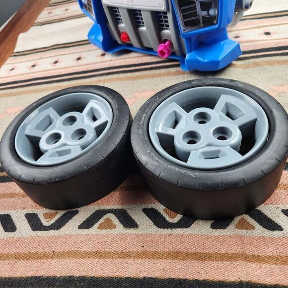 Dickie Set Car Repair Honks and Revs Lots of Screws and Pieces -- Not Complete - Picture 2 of 6